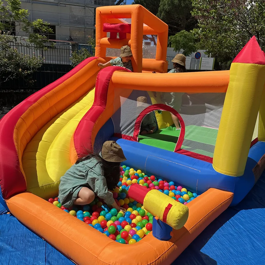 Insuflável com Piscina de Bolas